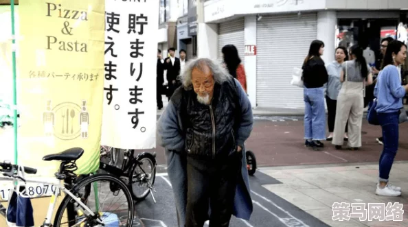 老头亚洲黄色中文字幕：一场引发热议的文化现象，背后隐藏着怎样的社会思考与争议？